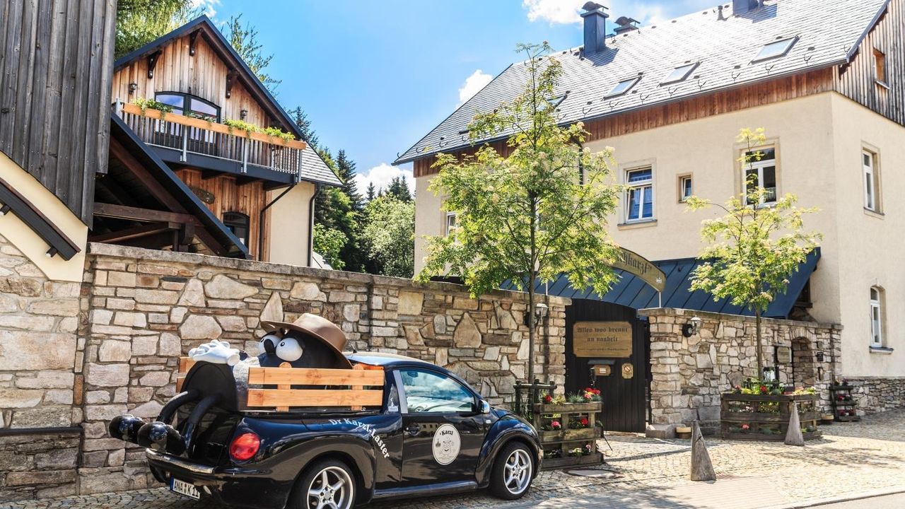 Dreiseitenhof und Karzl-Laster Dreiseitenhof und Karzl-Laster